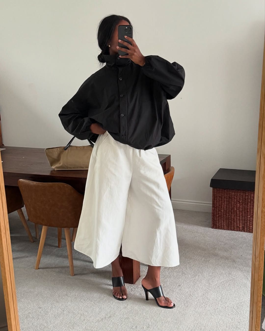 Marilyn in white culottes and black heels