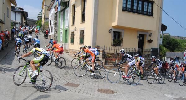 The peloton on the Chano climb