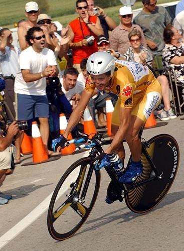 Roberto Heras (Liberty Seguros) taking a corner