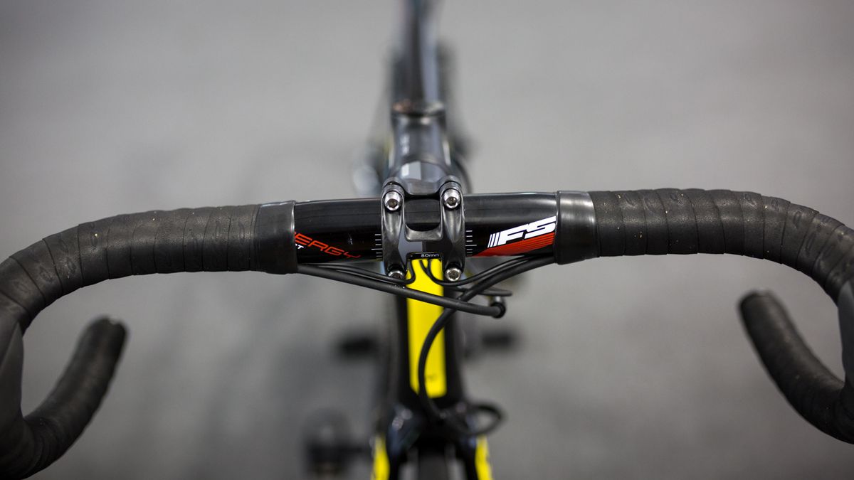 Sanchez tapes his handlebars quite close to the stem