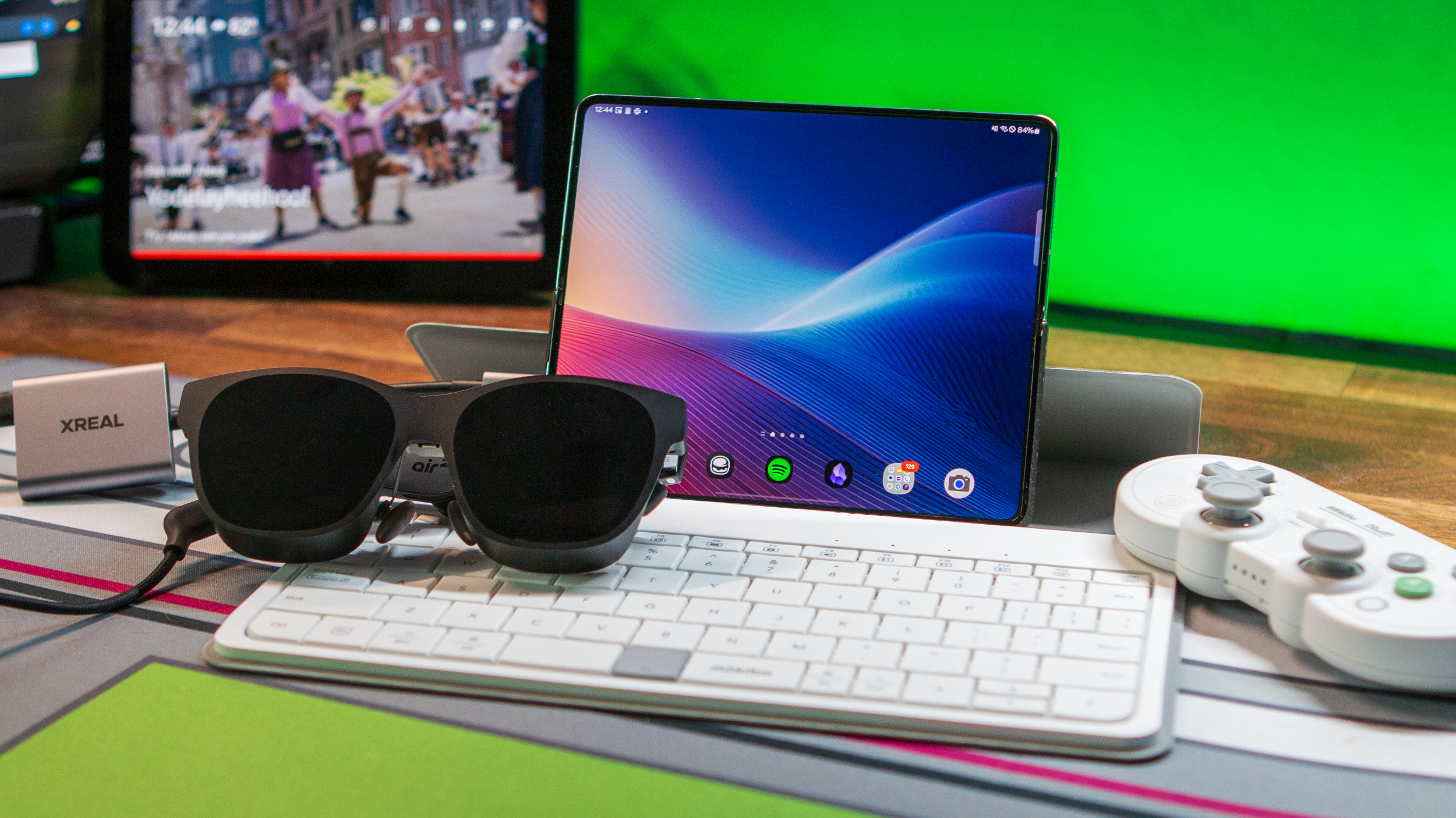 Configuration de bureau avec Xreal Air 2, Galaxy Z Fold 5 et clavier Mokibo