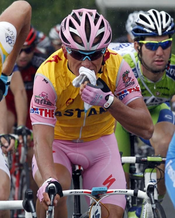 Vinokourov begins to disrobe as the rain eases
