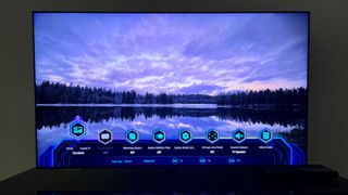 Samsung-QN95C TV met de game bar op het scherm