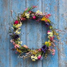How to make a spring wreath