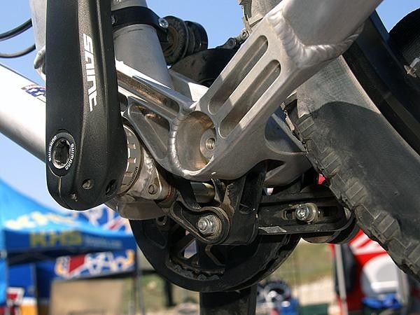 A tiny swing link is fitted beneath the bottom bracket shell.