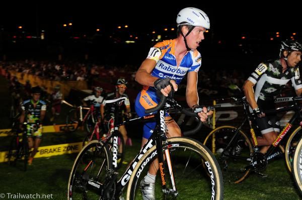Niels Wubben (Rabobank Giant) running a hill after the barriers
