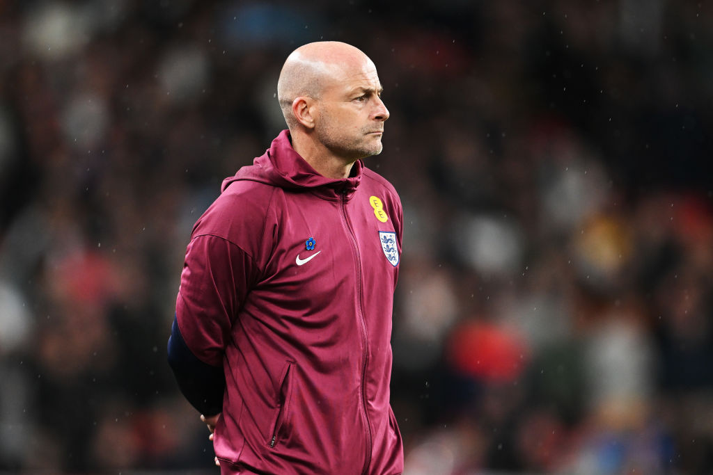 LONDRA, INGHILTERRA - 10 SETTEMBRE: Lee Carsley, manager ad interim dell'Inghilterra, guarda durante la partita della UEFA Nations League 2024/25 Lega B Gruppo B2 tra Inghilterra e Finlandia allo stadio di Wembley il 10 settembre 2024 a Londra, Inghilterra. (Foto di Michael Regan - The FA/The FA via Getty Images) Squadra inglese della Nations League