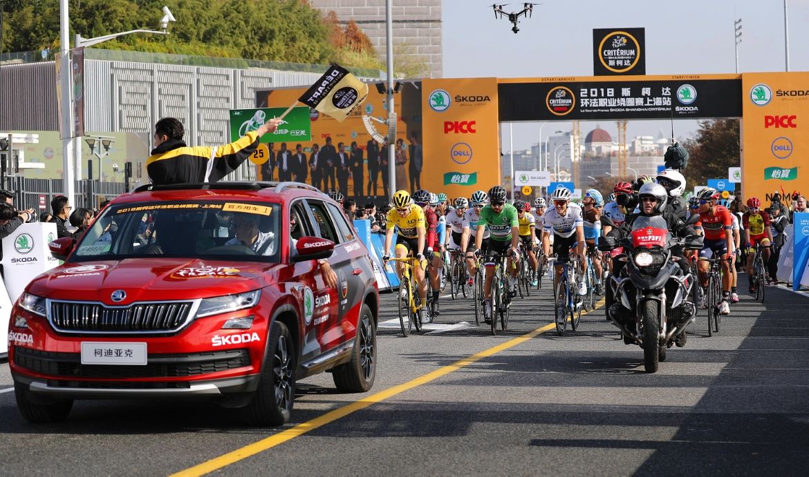 The flag drops for the start of the 2018 Shanghai Criterium