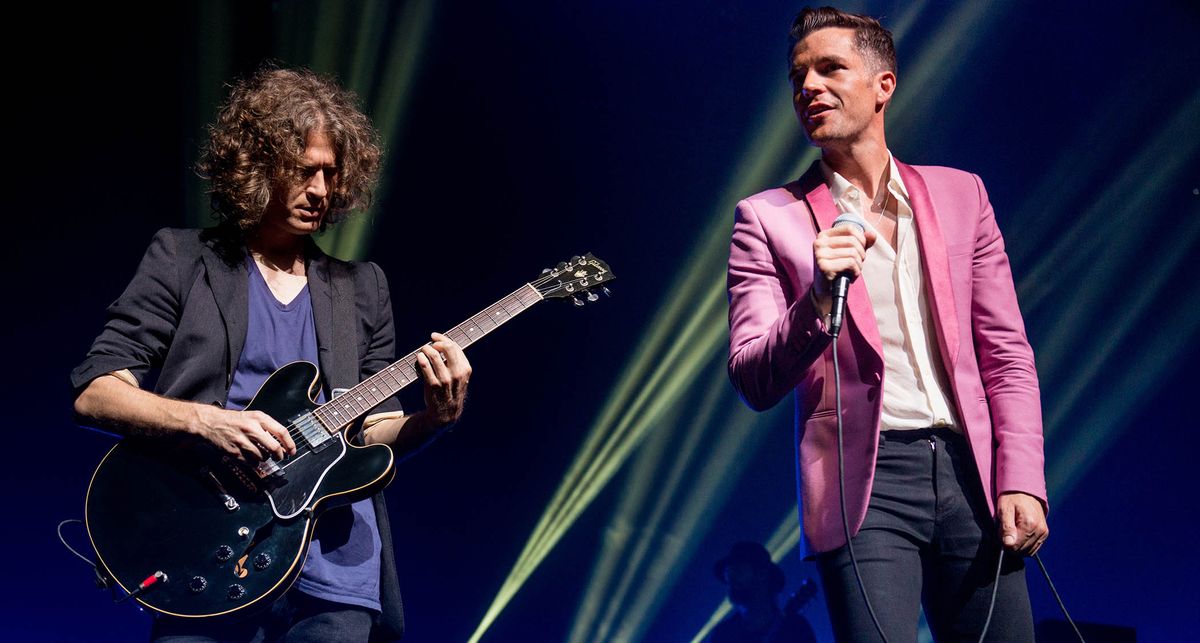 Dave Kuening plays an Ebony Gibson ES-335 live onstage with the Killers, and is flanked by frontman Brandon Flowers in a pink blazer