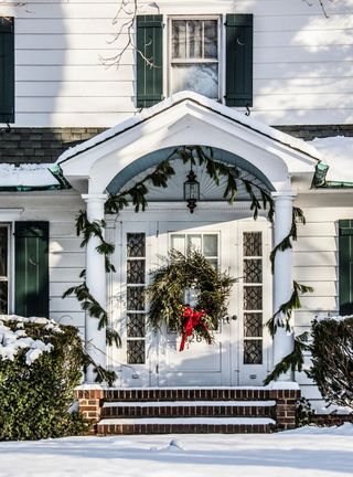 How to decorate a front door at Christmas