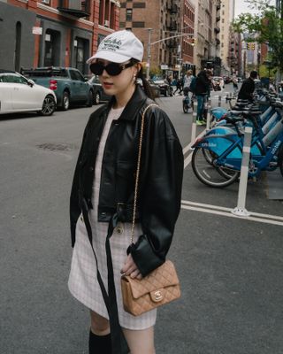 Stylish woman wearing a baseball cap.