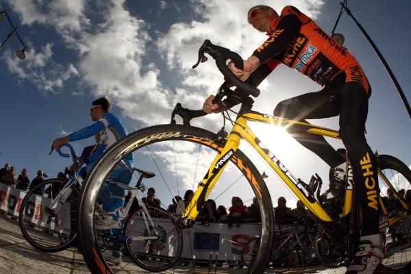 Michael Rasmussen (Miche) makes his way to the start