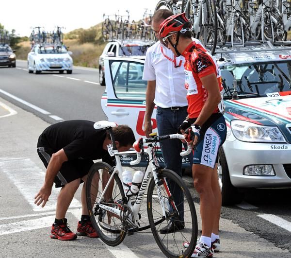 Race leader Philippe Gilbert (Omega Pharma - Lotto) gets a wheel change.