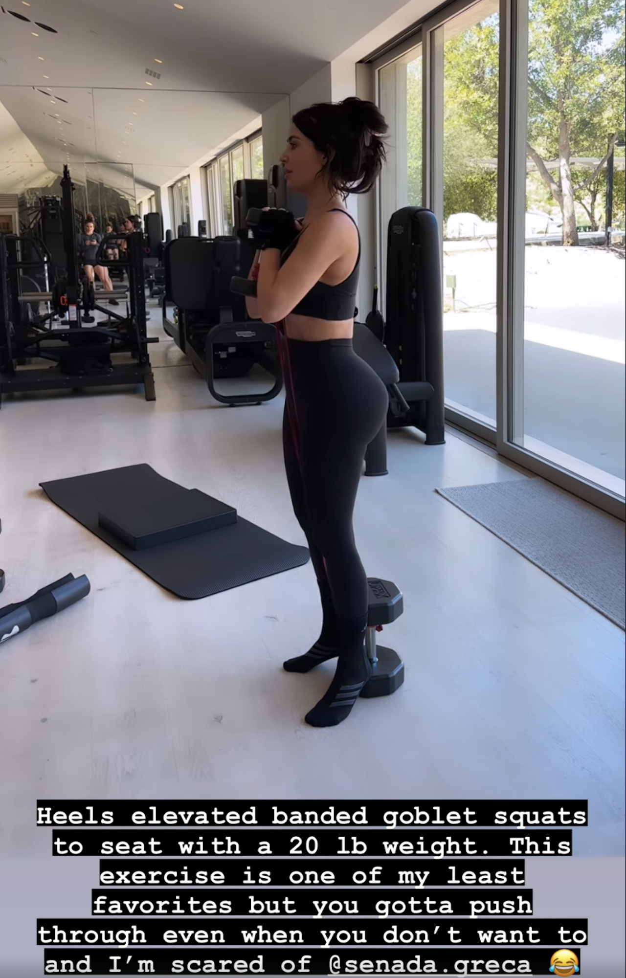Kim Kardashian haciendo ejercicio.