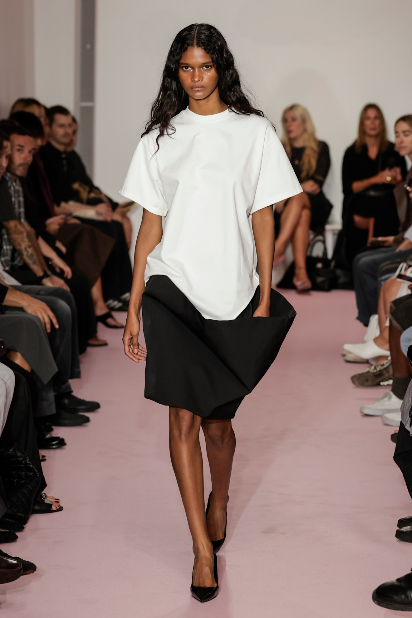 A model wore Jennifer Lawrence&#039;s elevated T-shirt look on the Lii Spring 2026 runway