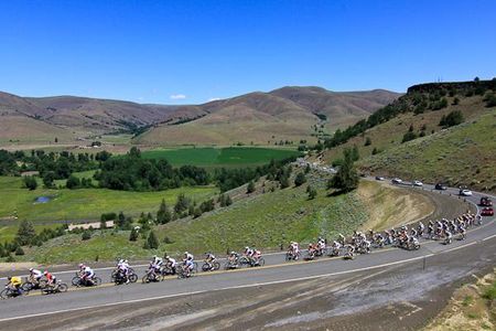 The stage goes from an alpine setting to an arid valley and back.