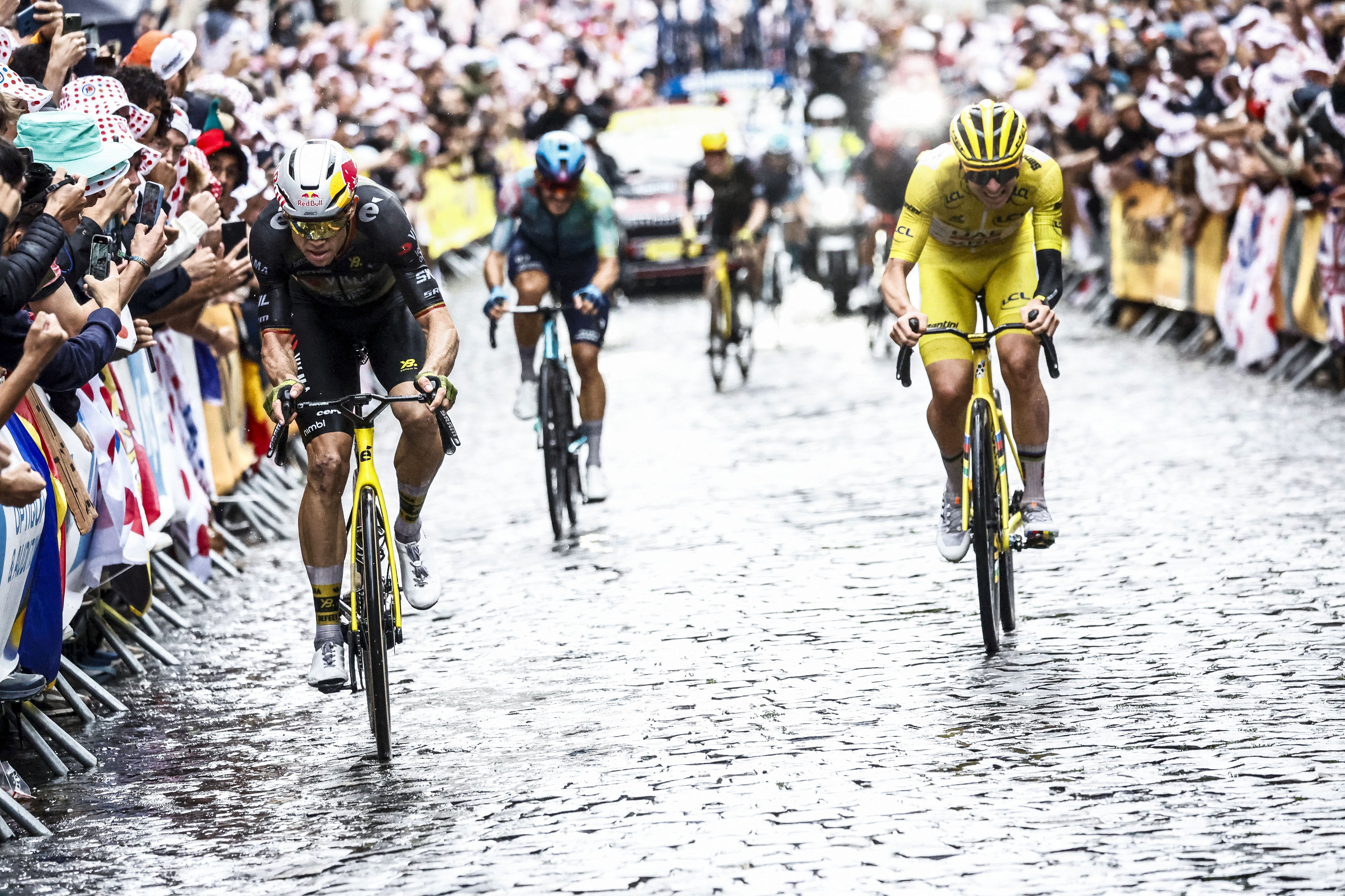 Wout van Aert dropping Tadej Pogačar on the wet cobbles of Montmarte during stage 21 of the 2025 Tour de France