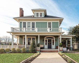 exterior of house from fixer upper that you can stay in