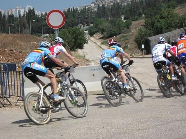 The under 23 men round an early bend.