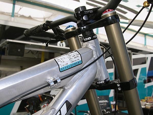 Full downhill frames are still equipped with 1 1/8" head tubes both top and bottom.