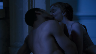 Rege Jean Page and Phoebe Dynevor in Bridgerton sex scene with Wildest Dreams in background