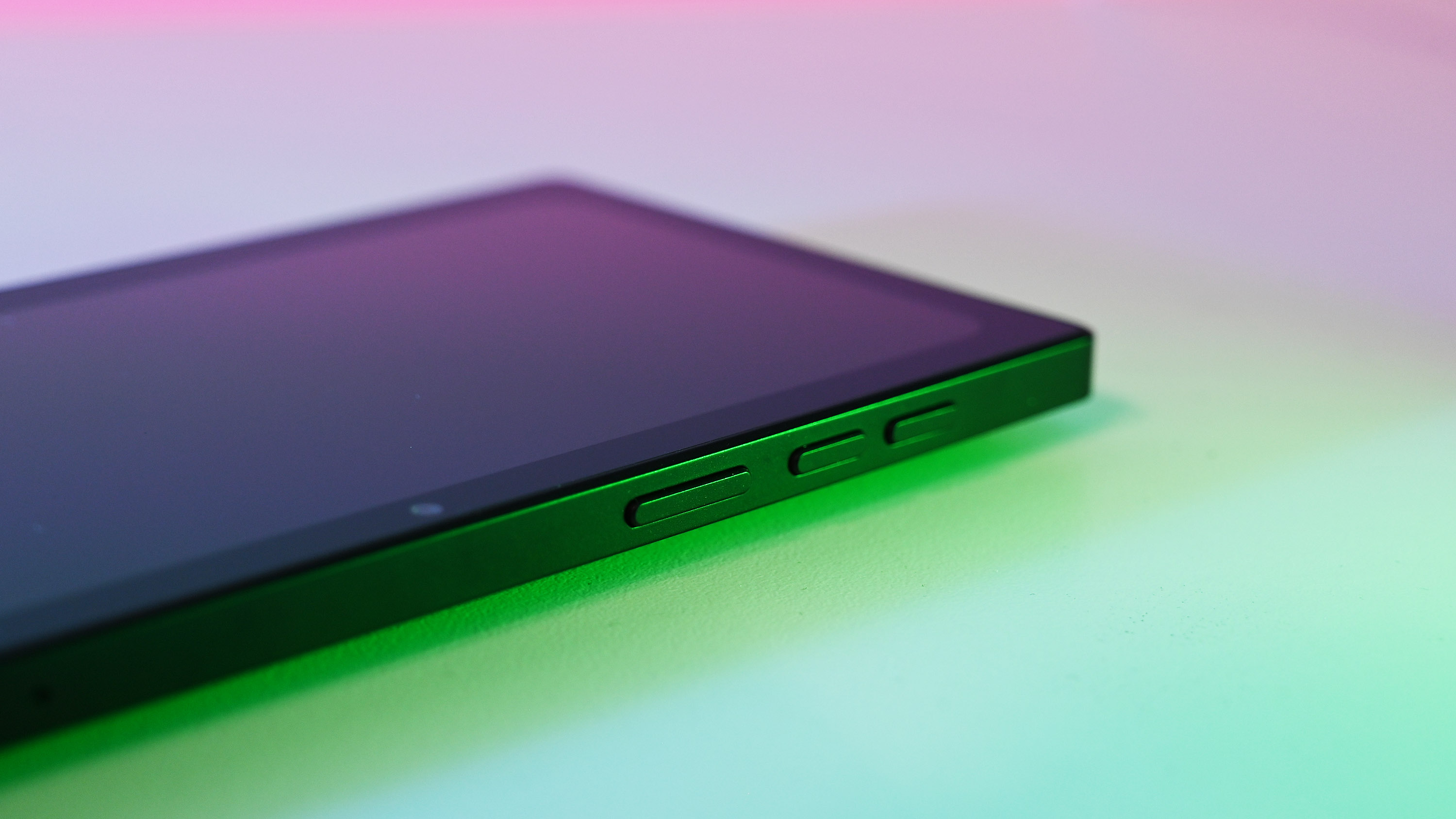 Image of the Razer Edge lying flat on a table, with its power and volume buttons visible.