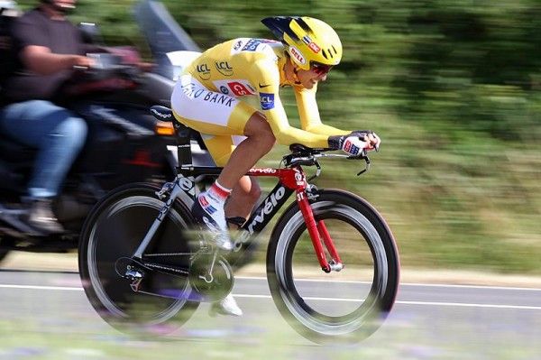 Carlos Sastre (CSC-Saxo Bank) looked smooth and focused.