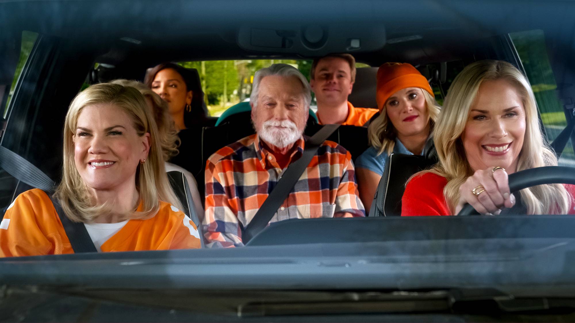 Kristen Johnston as Carol, Annie Gonzalez as Nora, Blake Clark as Daddy John, Graham Rogers as Tyler, Hannah Pilkes as Josie and Leanne Morgan in "Leanne" on Netflix