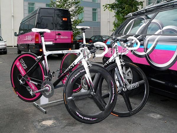Not all of the T-Mobile riders were using the new wheel, however; many were utilizing the four-spoke PRO front wheel as supplied by team sponsor Shimano.