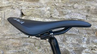 Side profile view of the Fizik Tempo Aliante R5 saddle