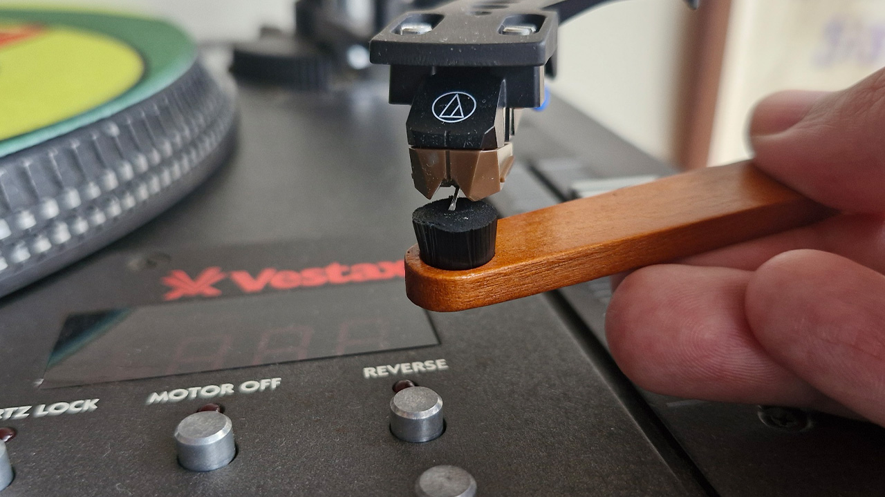 Cleaning a stylus on a record player
