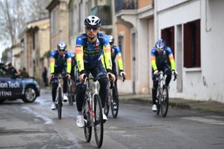 Giro di Sardegna: Du&scaron;an Rajović wins stage 3 thanks to bike throw in tight sprint