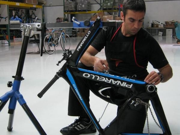 David Fernandez positions the Di2 cables on a time trial bike