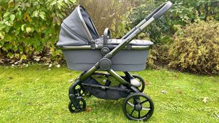 a photo of the iCandy Peach 7 with the bassinet