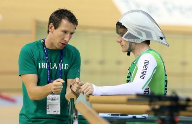 Final advice from coach Andy Sparks for Irishman Martyn Irvine ahead of his pursuit ride
