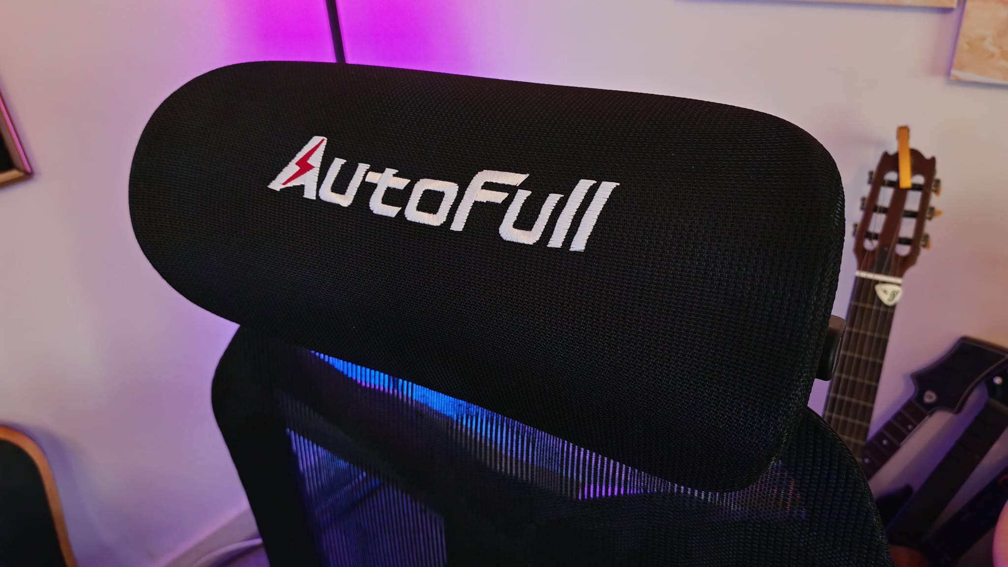 The headrest and logo of the AutoFull G7