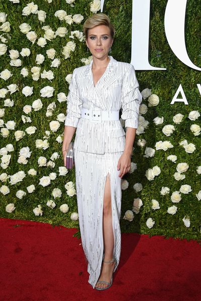 Red carpet, Clothing, Dress, Carpet, Shoulder, Premiere, Flooring, Fashion model, Fashion, Gown,