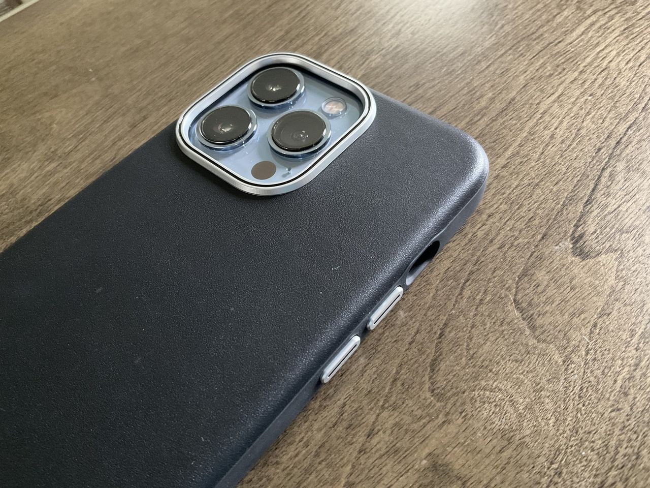 Spigen Enzo Iphone Case Lifestyle Top And Volume Buttons