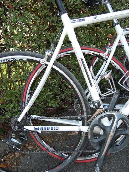 There's a lot of room in between that tire and the seat tube.