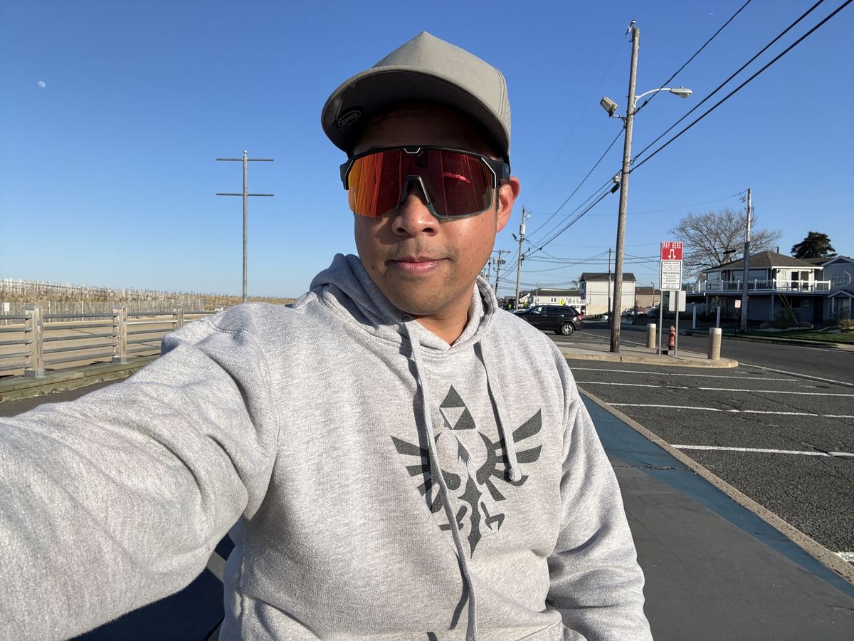 Apple iPhone 16e selfie sample.