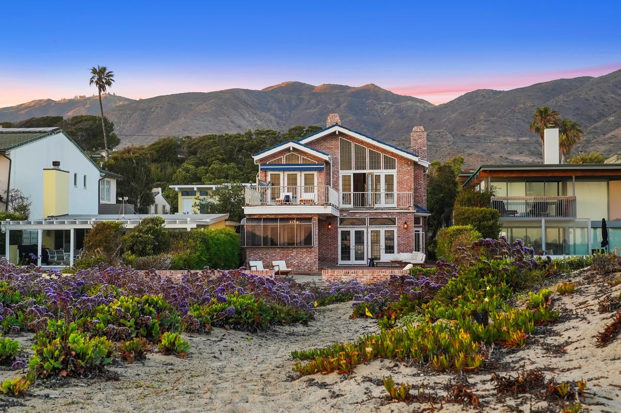 Jack Lemmon&#039;s house exterior with neighboring houses and mountains 