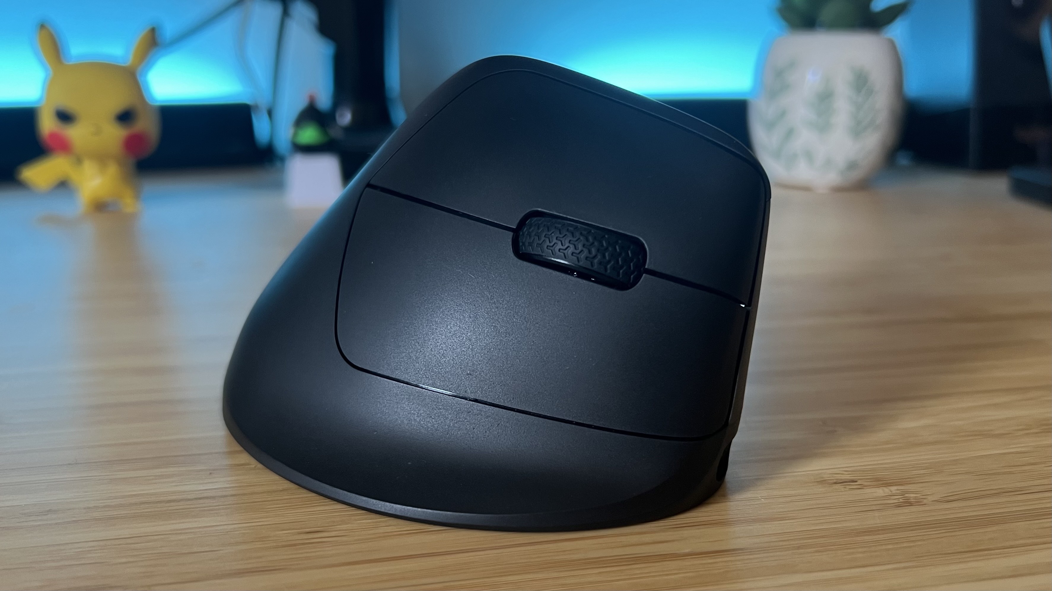 Keychron M5 gaming mouse main clicks on a wooden table