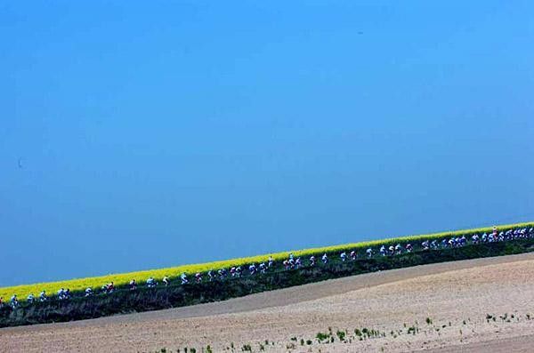 Clear blue skies above the peloton