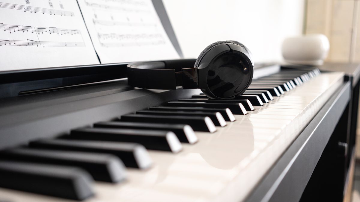 PREPARING AN EMERGING PROFESSIONAL TO TEACH PIANO ONLINE: A CASE