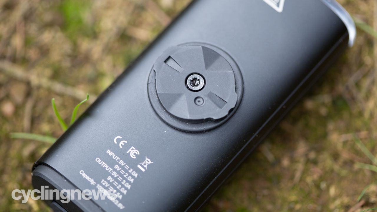 Magicshine RN 3000 detail view of Garmin quarter turn mount