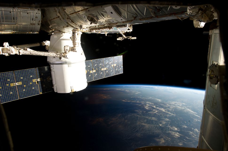 SpaceX's Dragon: First Private Spacecraft to Reach Space Station