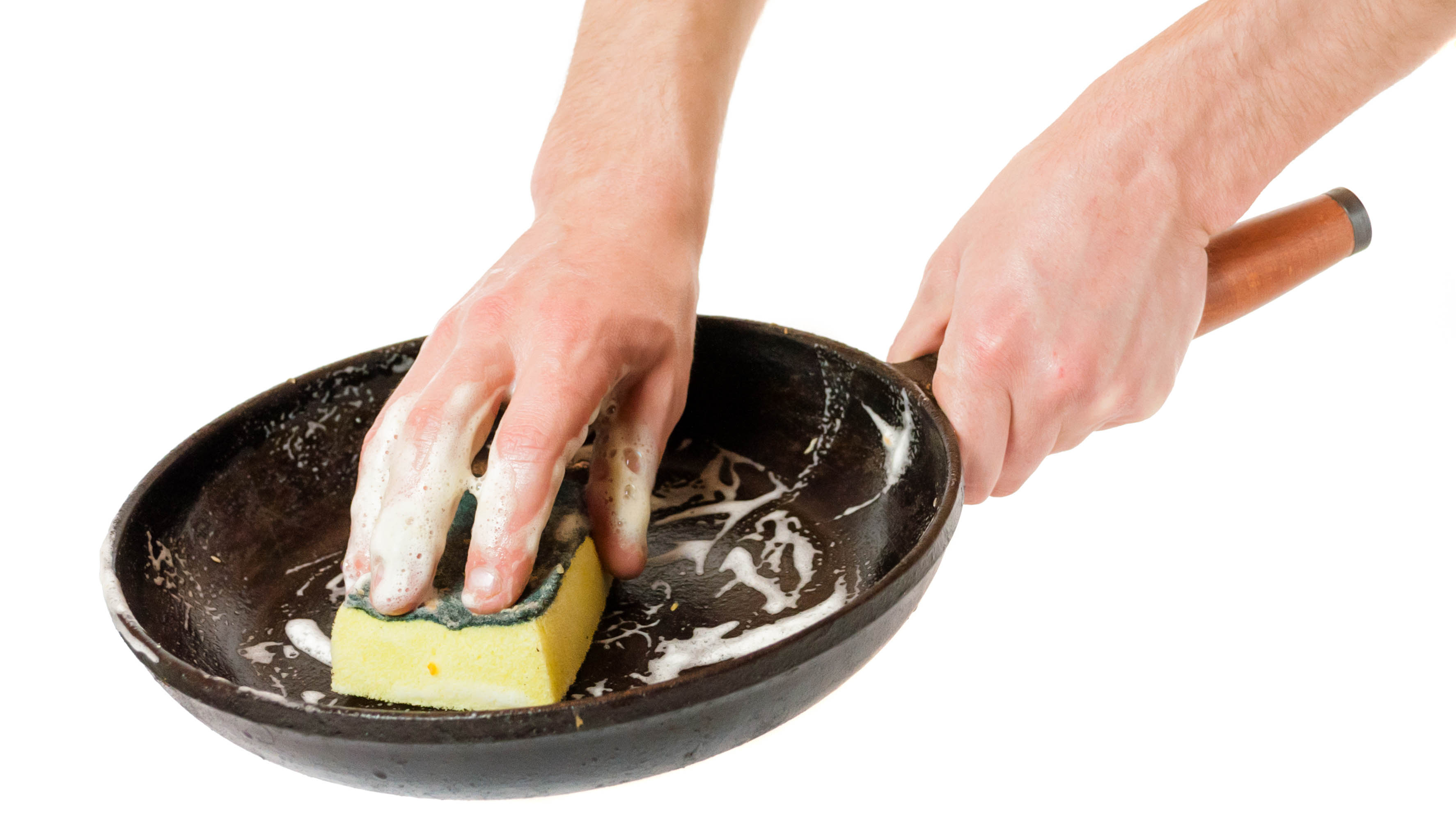 Можно ли мыть антипригарную сковороду. Отмыть сковороду с антипригарным покрытием внутри. Как мыть антипригарную сковороду. Мыть посуду. Помыть сковороду губкой.
