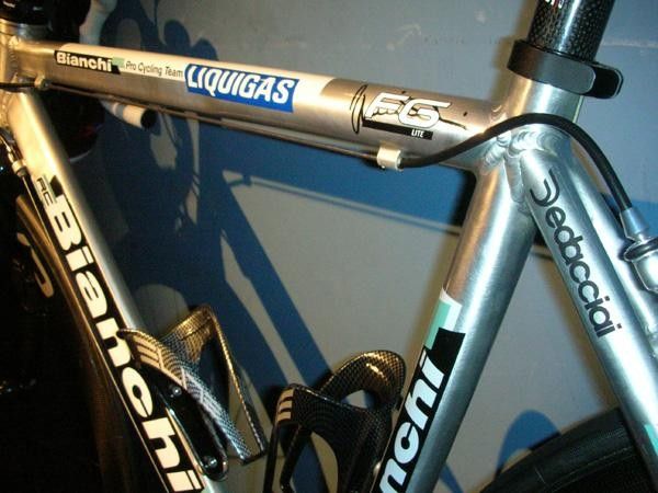 The unusually shaped top tube