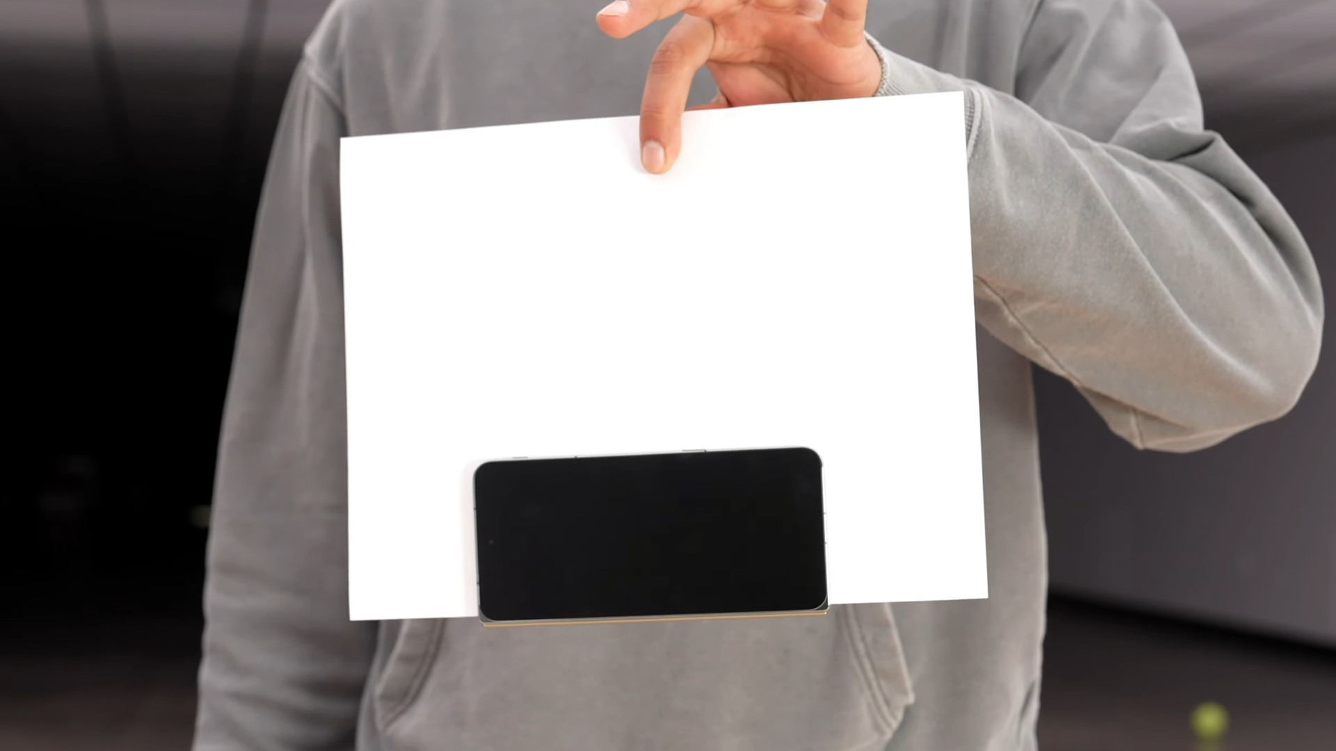 OnePlus plegable ajustado sobre papel