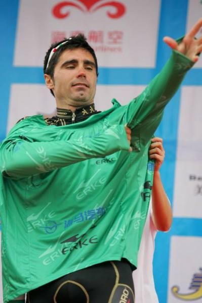 Francisco Ventoso (Carmiooro A-Style) tries on his Sprinters jersey for size.